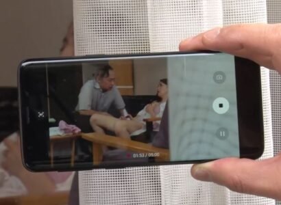 Gã quản lý khu phố may mắn khi biết bí mật ngoại tình của bố chồng nàng dâu